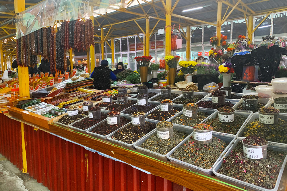 Сухофрукты, чай и специи на Центральном рынке в Адлере продают в неимоверных количествах