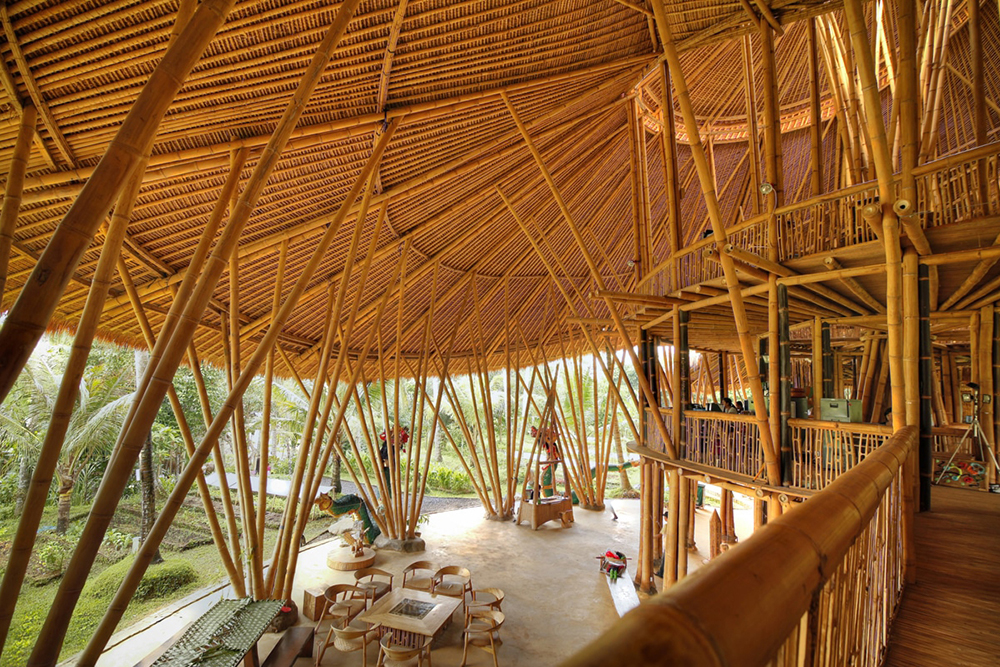 Здание полностью построено из бамбука и тростника. Источник: Green School