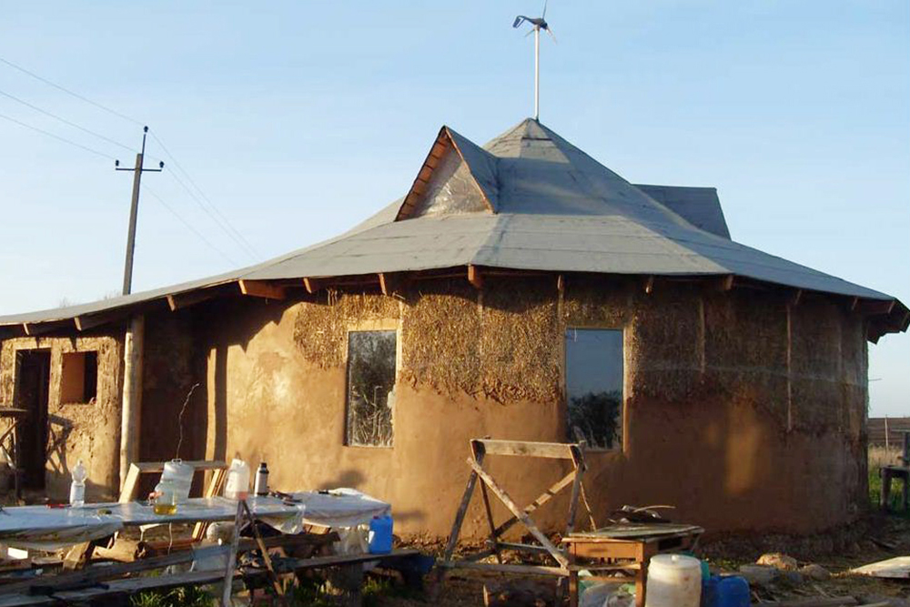 Но встречаются и нестандартные формы и крыши. Например, так выглядит дом Евгения Широкова, который тоже строит дома из соломы и рассказывает об этом на своем сайте