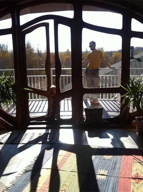 Сейчас муж на заказ делает нестандартные окна из дерева — никакого войлока! Это его первый заказ