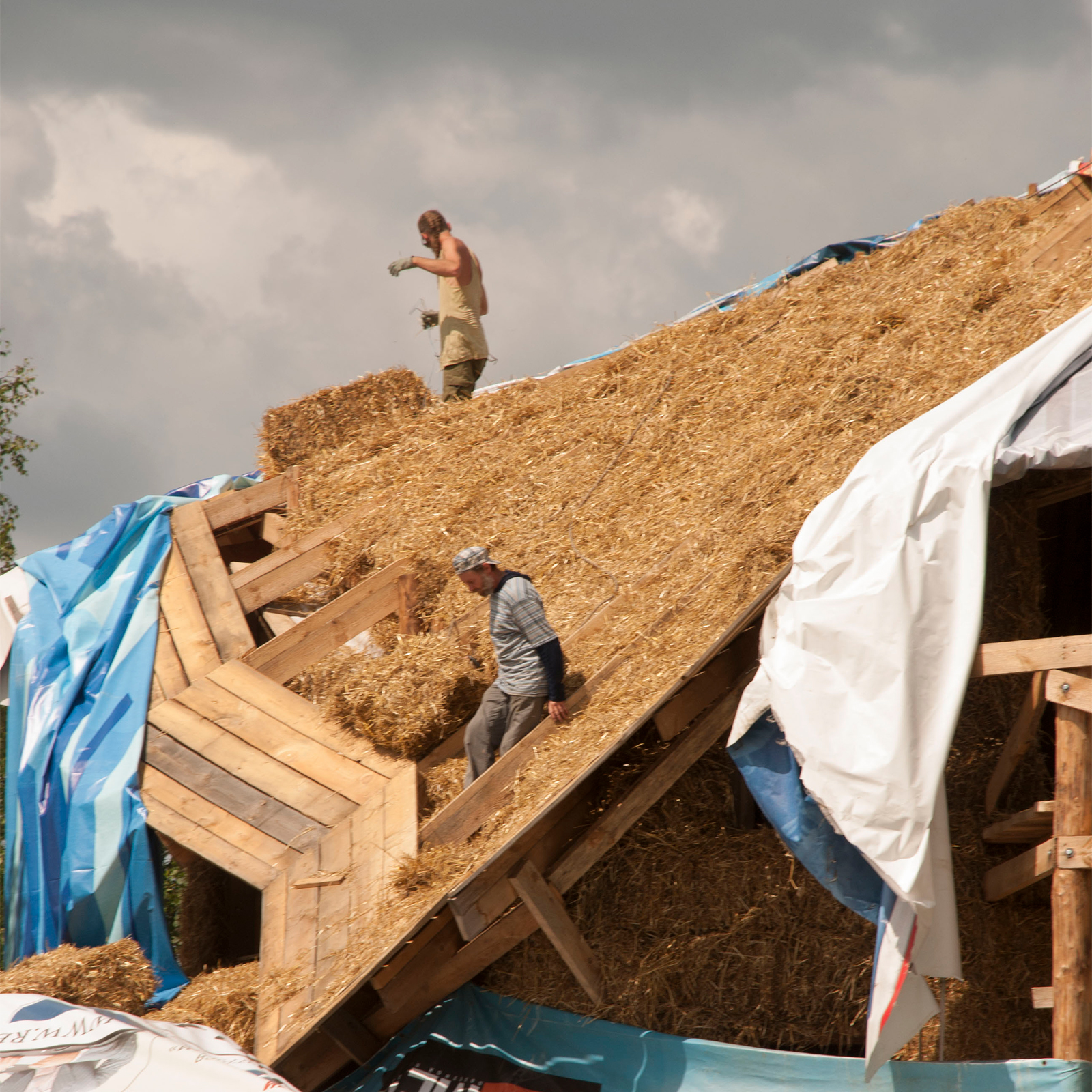 «Меня считали сумасшедшим». Нурлан строит экологичные дома из глины и соломы