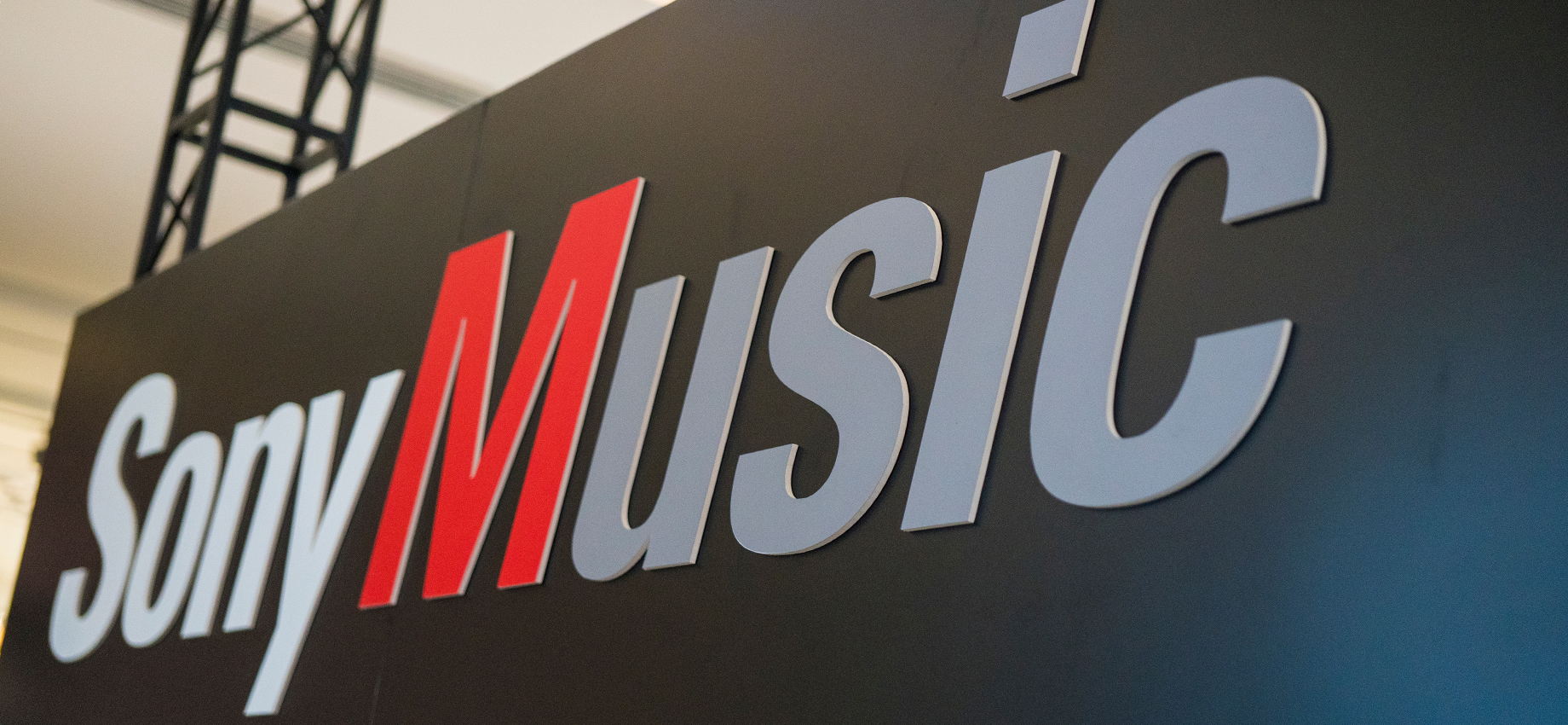 Sony Music окончательно уйдет из России: песни музыкантов лейбла удалят со стримингов в стране