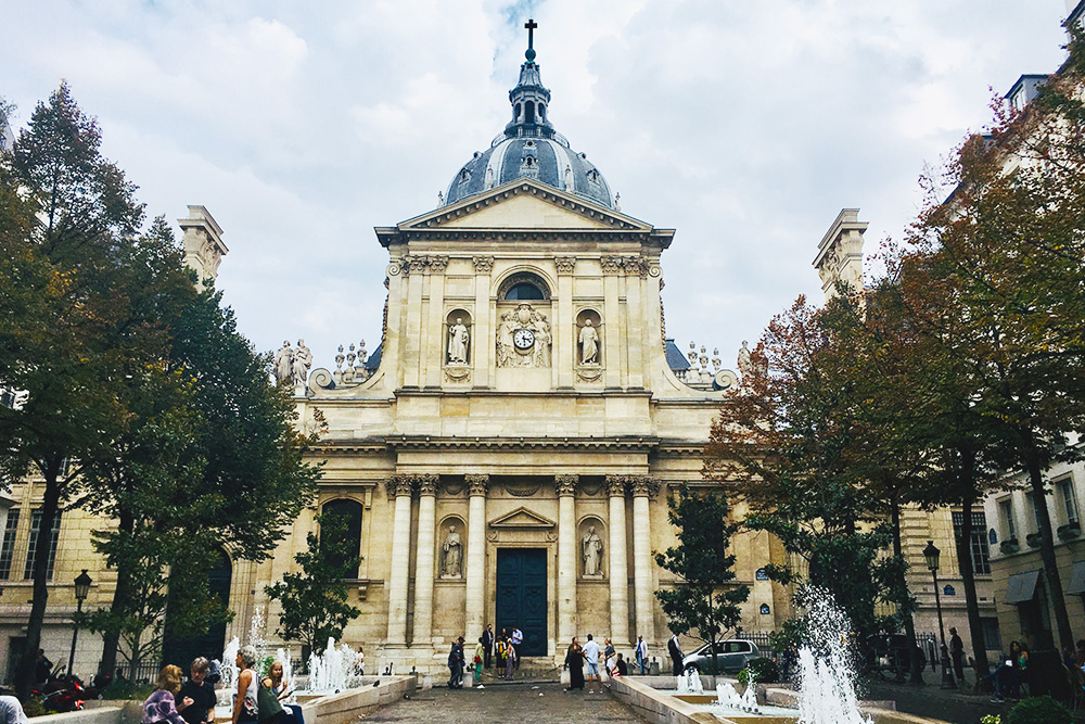 Часовня Святой Урсулы находится рядом с одним из самых старых кампусов Сорбонны. Архитектор — Жак Лемерсье, 1642 год