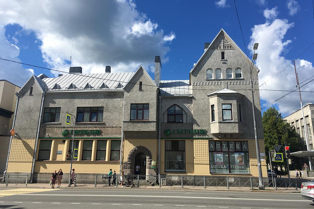 Здание бывшего Национального банка — это финский модерн. Сейчас тут офис Сбербанка, который и отреставрировал дом
