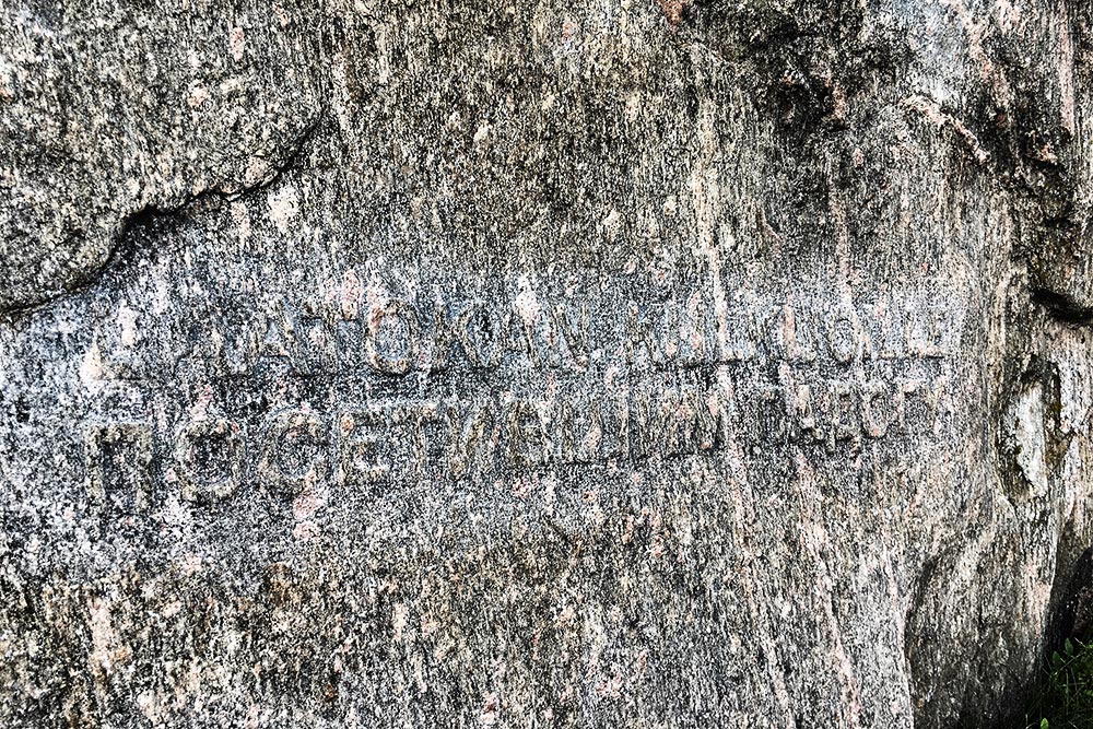 На камне есть малозаметная надпись «Покорителям Ладоги». Если вернетесь сюда после прогулки по Ладожским шхерам, этот камень будет немного посвящен и вам