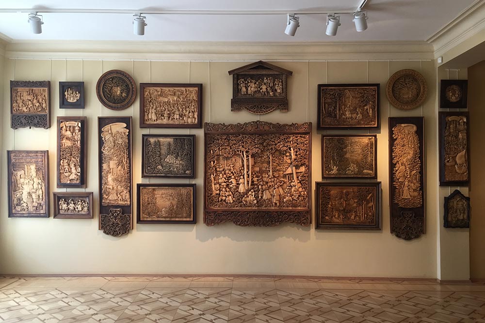 В музее Кронида Гоголева десятки работ. Есть небольшие барельефы, есть огромные панно или триптихи. Фото: Анастасия Осян