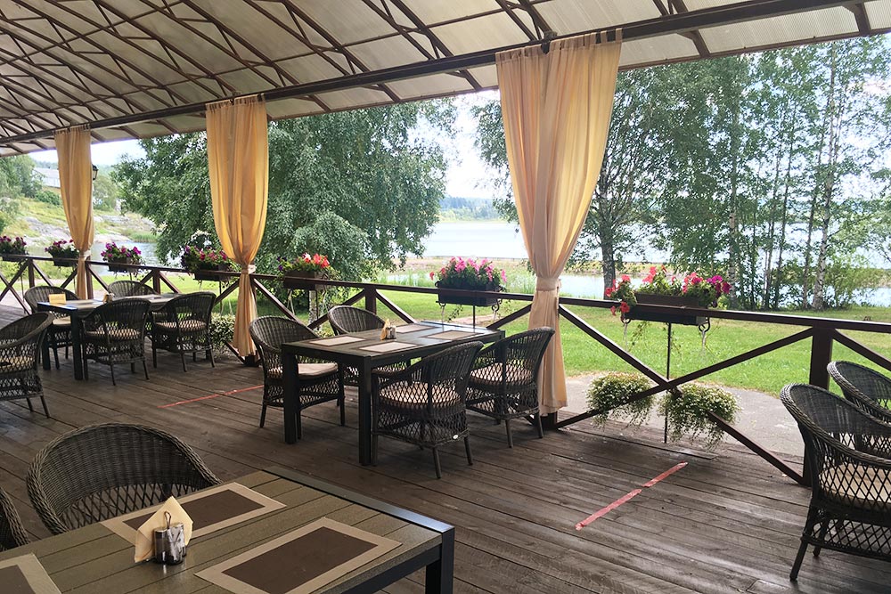 В хорошую погоду в «Пийпун⁠-⁠пихе» можно сидеть на террасе с видом на озеро
