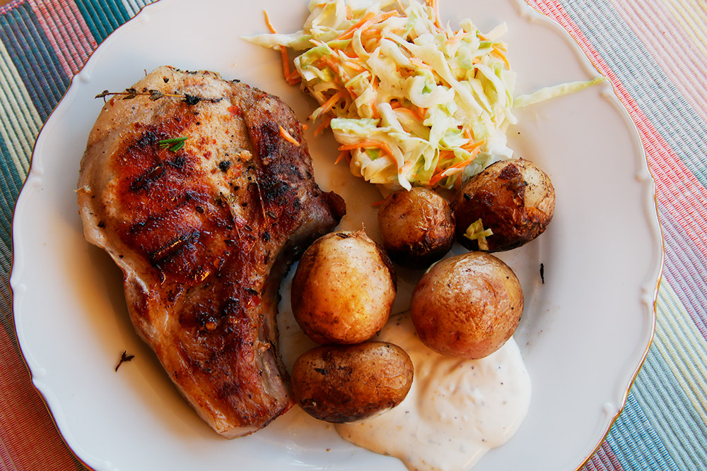 Свинина с салатом коул⁠-⁠слоу и соусом ранч. Рецепт взяла с сайта «Кулинарные заметки Алексея Онегина»