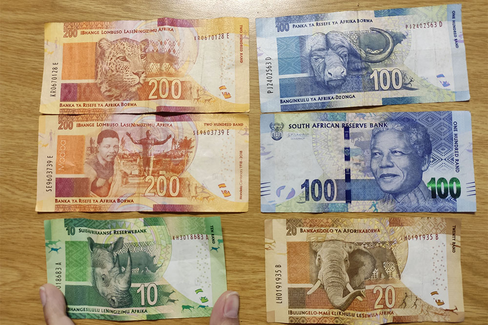 Южноафриканские ранды. На одной стороне большинства купюр изображен Нельсон Мандела — первый темнокожий президент ЮАР. На другой — «большая пятерка», самые знаменитые животные Африки: слон, лев, леопард, носорог и буйвол