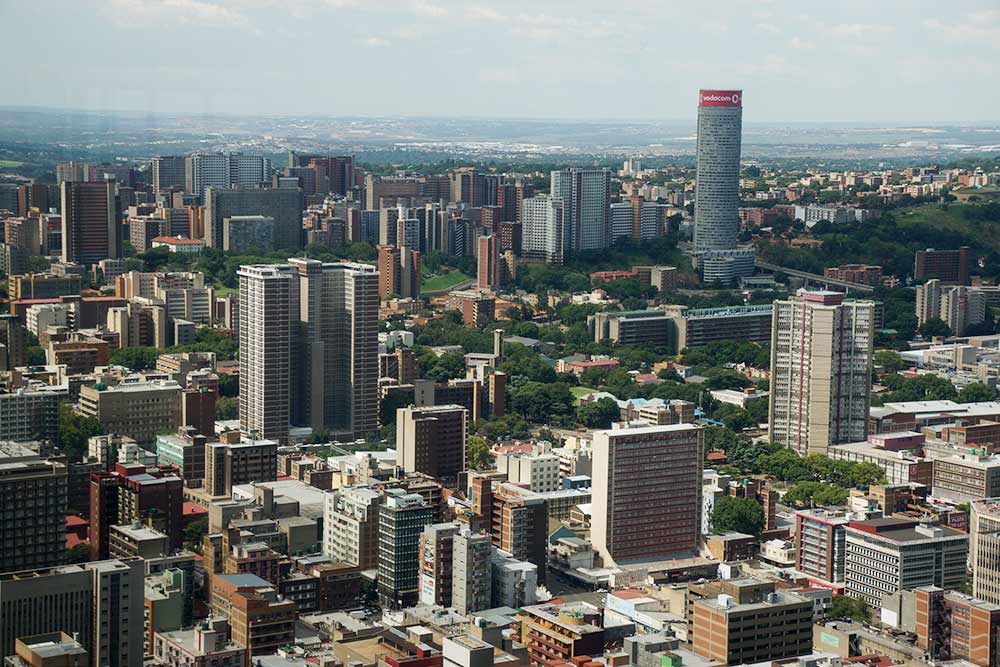 Вид на Йоханнесбург со смотровой площадки Top of Africa, которая находится на верхнем этаже небоскреба «Карлтон-центр». Top of Africa закрыли в начале пандемии, в 2023 году она по⁠-⁠прежнему не работает