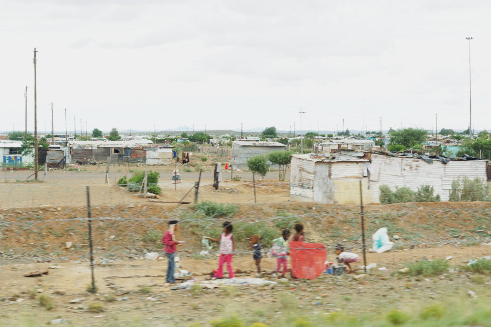 Дети играют на окраине тауншипа рядом с дорогой