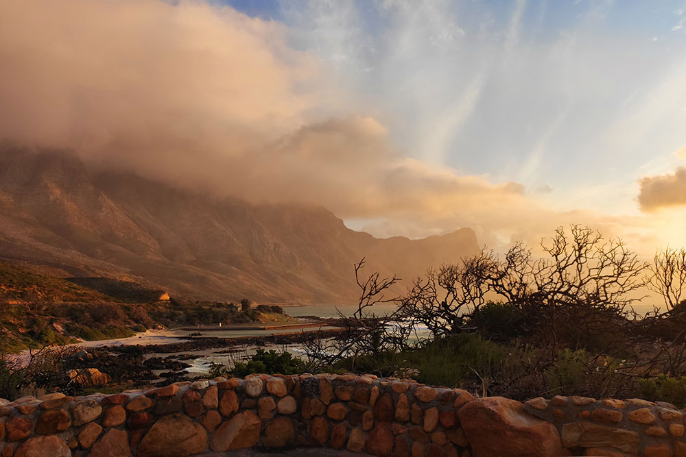 Может показаться, что на фото песчаная буря, но нет — это просто закат. А песчаных бурь в ЮАР не бывает, потому что нет песчаных пустынь