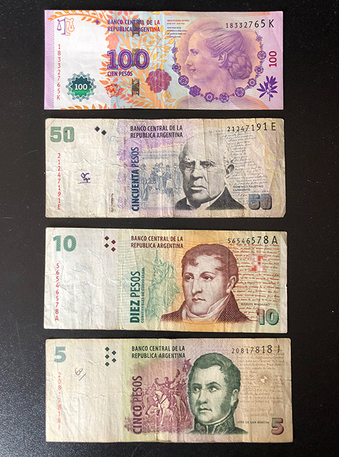 Так выглядят аргентинские песо. Я собираю деньги всех стран, где побывал: эти купюры оставил для коллекции