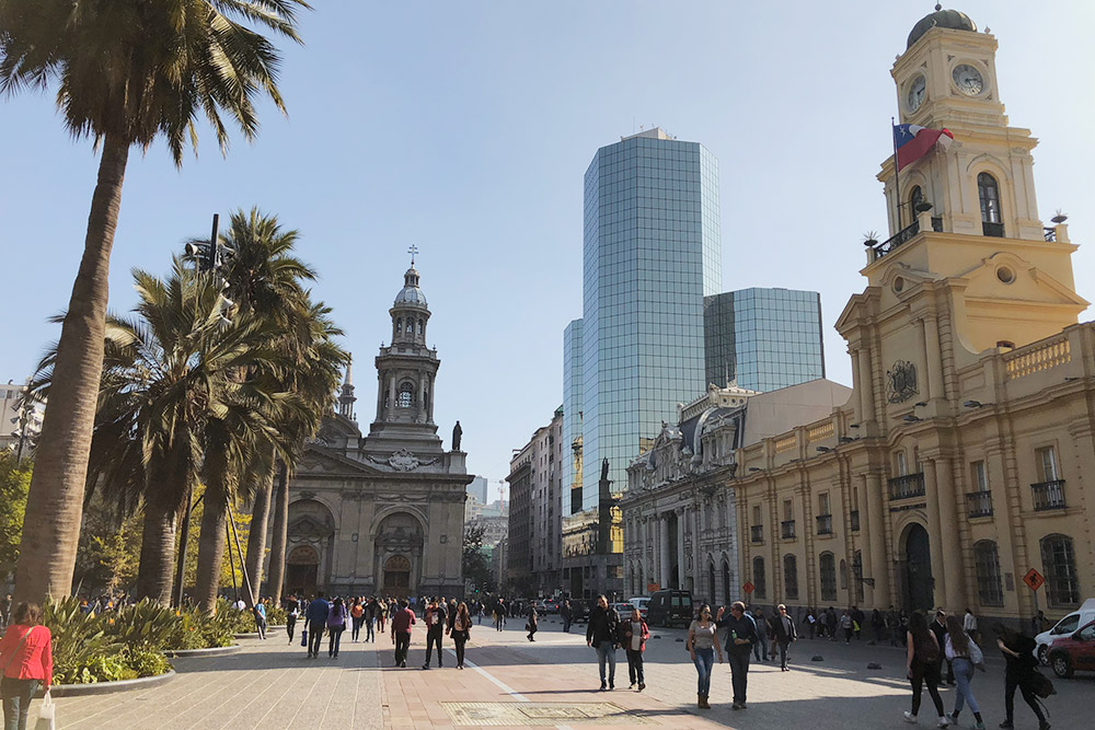 Центр Сантьяго. Исторические здания соседствуют с современными бизнес-центрами