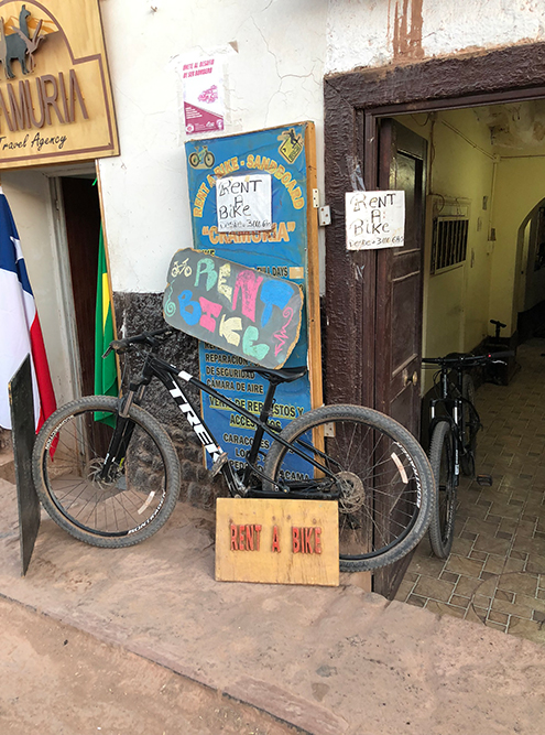 Взять велосипед напрокат в Сан-Педро-де-Атакама стоит 3000 песо (237 ₽) за 6 часов