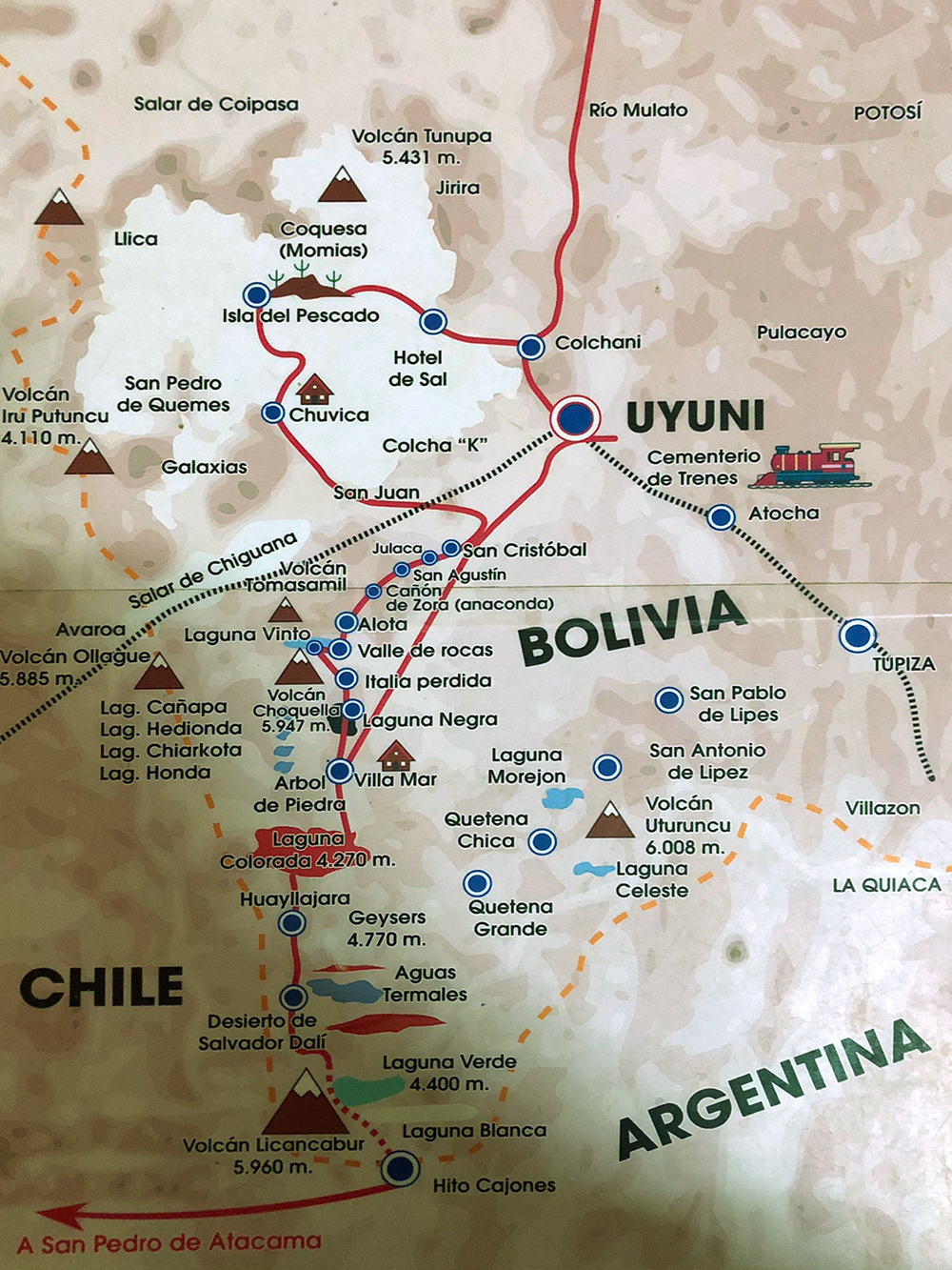 Наш маршрут по национальному парку имени Эдуардо Авароа в Боливии, после лагуны Колорадо он расходится. Левая часть более насыщена природными достопримечательностями, но сложнее для тех, кто восприимчив к горной болезни — часть маршрута пролегает на высоте 4500 метров. Правая часть менее красивая, но и менее сложная. Мы выбрали левую