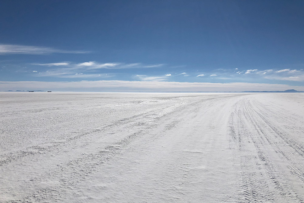 Кажется, что на фото огромная заснеженная равнина, но это не снег, а соль — так выглядит сухой солончак Уюни