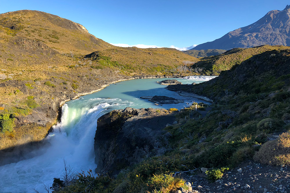 У этого водопада в национальном парке Торрес-дель-Пайне долго находиться было сложно: шквалистый ледяной ветер буквально сбивал с ног