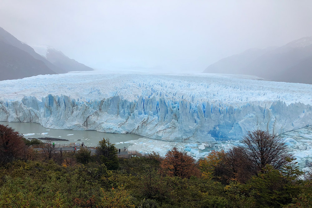 Ледник Перито-Морено — это огромная глыба льда, изрезанная трещинами