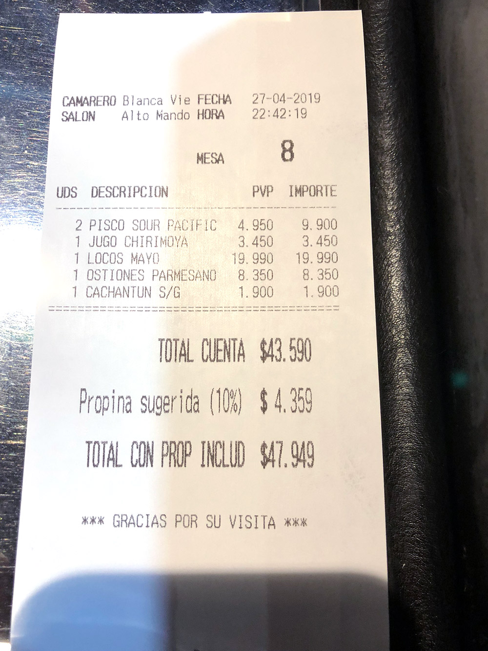 Чек из ресторана: два коктейля «Писко сауэр», сок из черимойи, локос-кон-майо (моллюски под майонезом), устрицы под сыром, бутылка воды — 47 949 песо (3781 ₽) с чаевыми