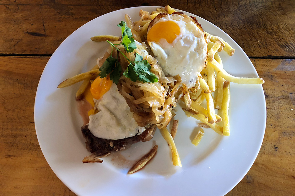Ломо-а-ло-побре, в переводе — «еда бедняка»: большой кусок говядины на гриле, подается с картофелем фри и яйцом. Порция стоит 8000 песо (630 ₽)