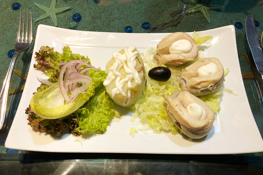 Локос-кон-майо — моллюски локо под майонезом. Локо — местный моллюск с очень вкусным плотным мясом. Порция стоит 19 990 песо (1576 ₽)
