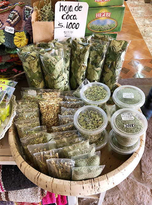 Чачакома и листья коки, которые помогают от горной болезни, на рынке Сан-Педро-де-Атакама