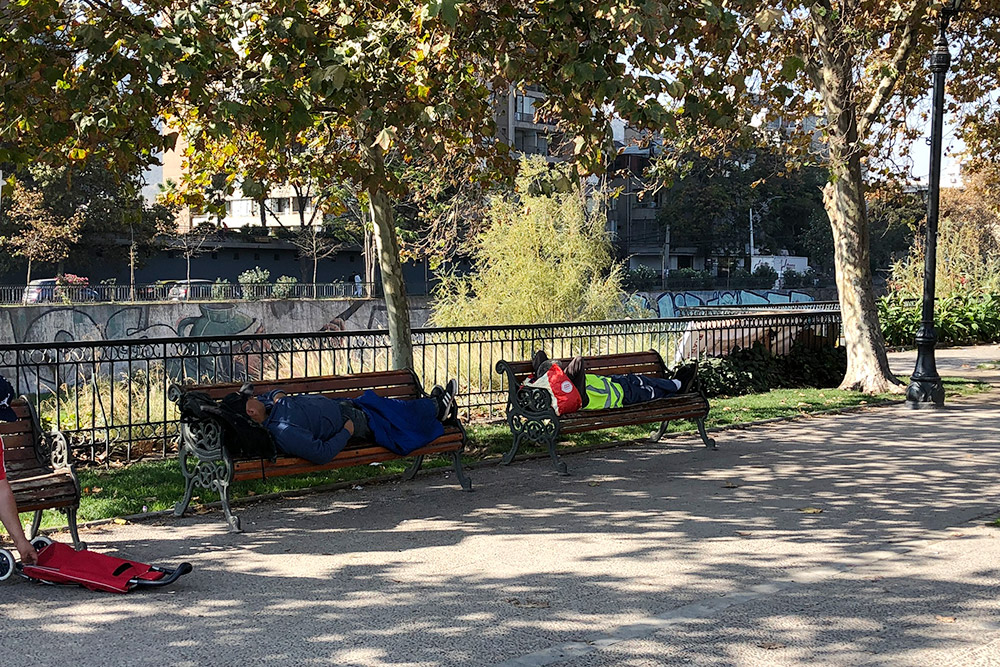 В центре Сантьяго на лавочках спят бездомные