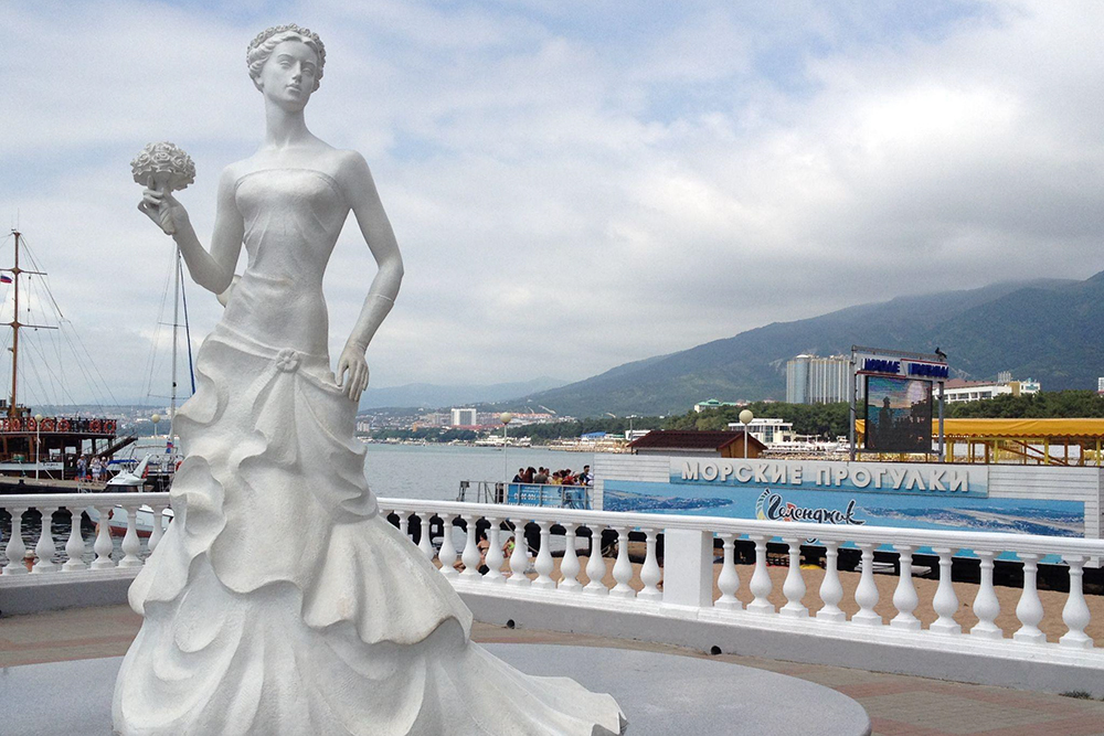 «Невесточка» — известная скульптура на набережной. Она находится ближе к Толстому мысу