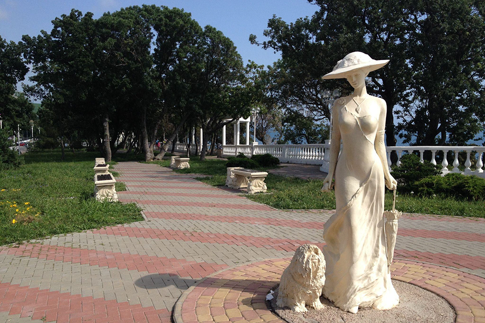 Скульптура на набережной в «Черноморском-2». Местные жители называют ее дамой с собачкой