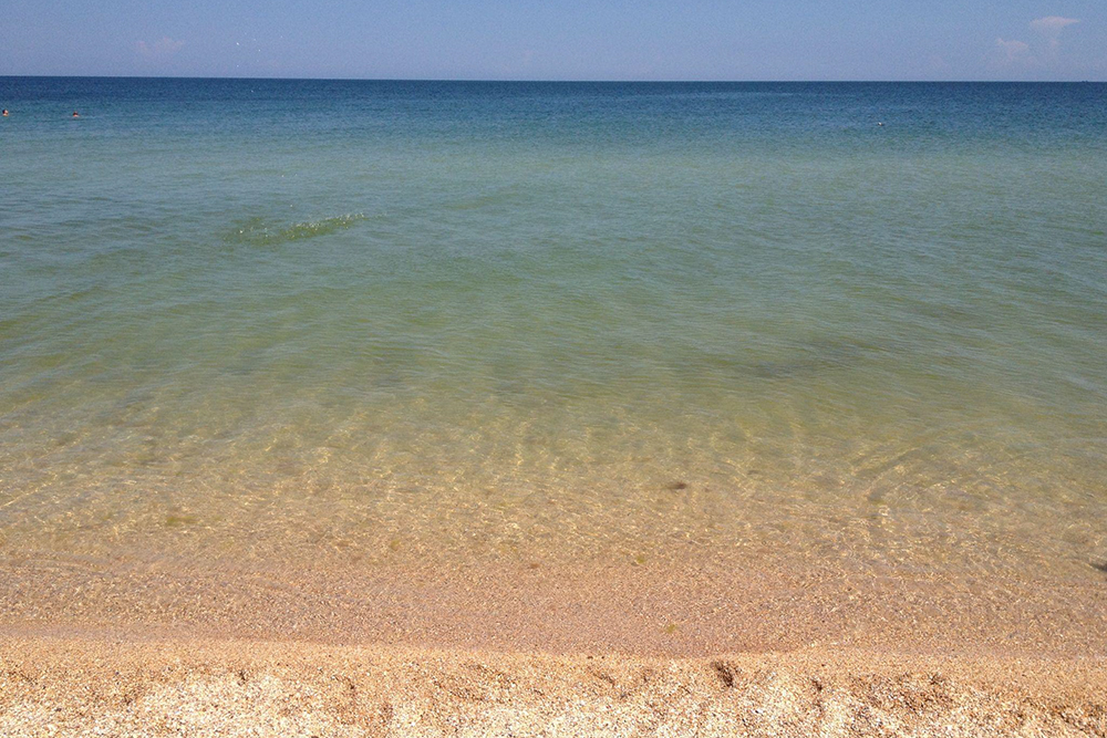 Азовское море в июне было чистое, почти без водорослей. Правда, встречались маленькие медузы без щупальцев. Вода бодрила: по ощущениям ее температура была примерно +20 °C