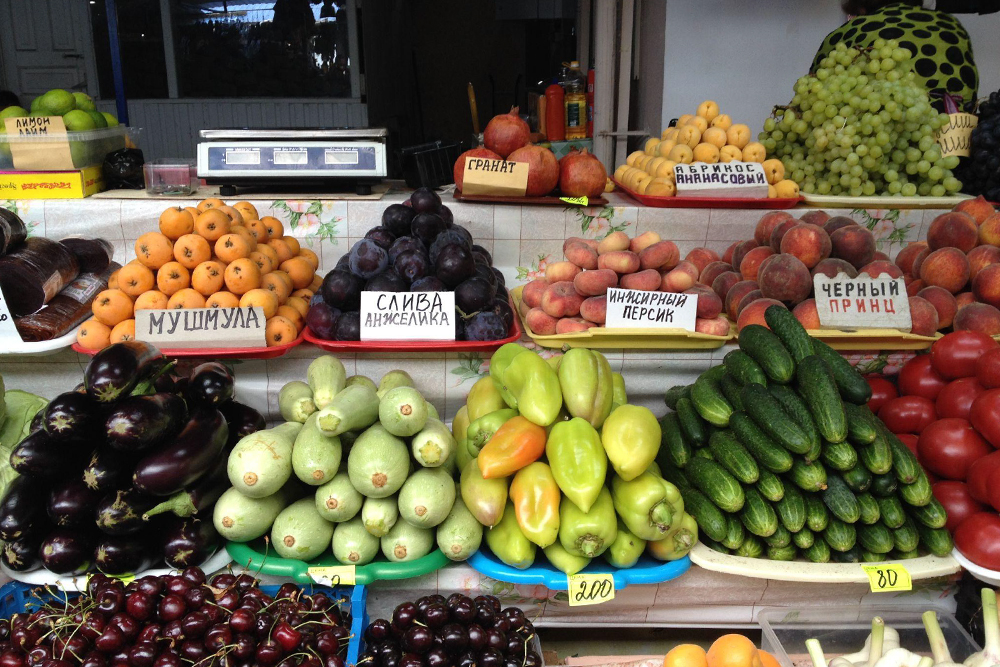 На продуктовом рынке в Дивноморском много сезонных фруктов, овощей, кисломолочной продукции, рыбы и сладостей, а вот мяса мы не увидели