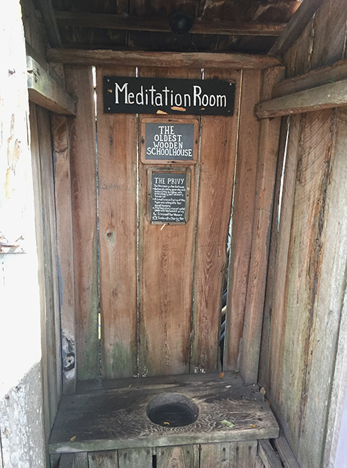 Деревянный туалет называют комнатой для медитаций