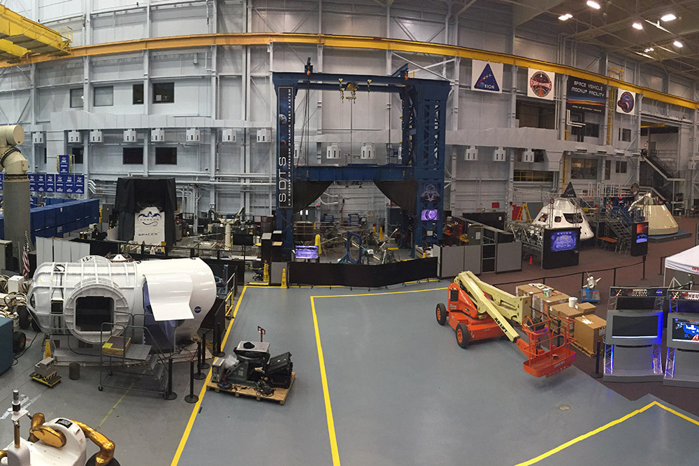 Тренировочный центр с тренажерами, капсулами, симуляторами, которые используют для подготовки космонавтов