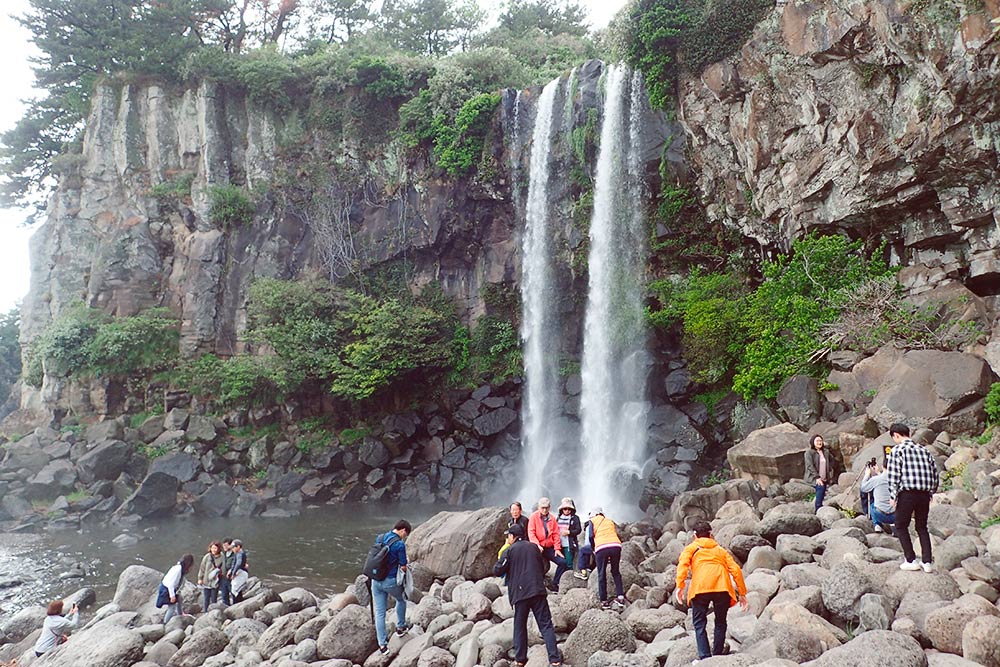 Водопад Чонбан падает прямо в море