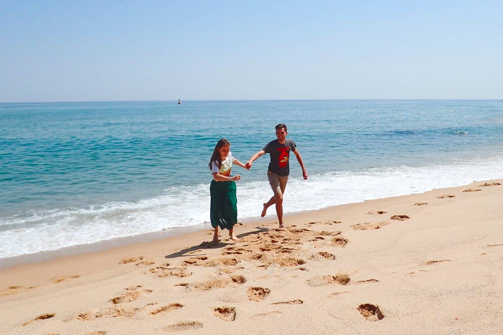 В апреле на пляже Сокчо мало туристов, поэтому и песок, и вода очень чистые