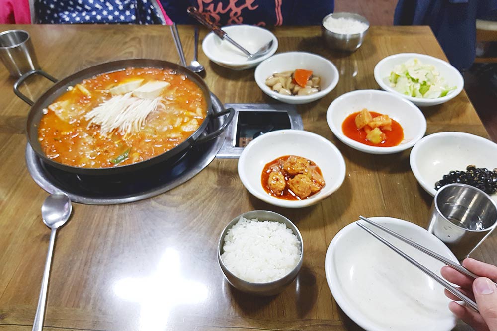 Ужинаем в кафе в Чеджу. Большая порция супа и риса обошлась в 2019 году в 7000 KRW, к ним подали закуски