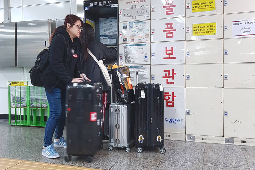 На каждой станции метро в Сеуле есть автоматические камеры хранения. Мы сдали вещи на шесть часов и заплатили за это в 2019 году 8000 KRW. Хранение вещей оплатили все той же картой T⁠-⁠Money