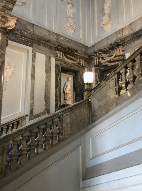 А еще поход в Музей Людвига — это возможность увидеть Мраморный дворец, который строили по приказу Екатерины Второй в 1768⁠—⁠1785 годах