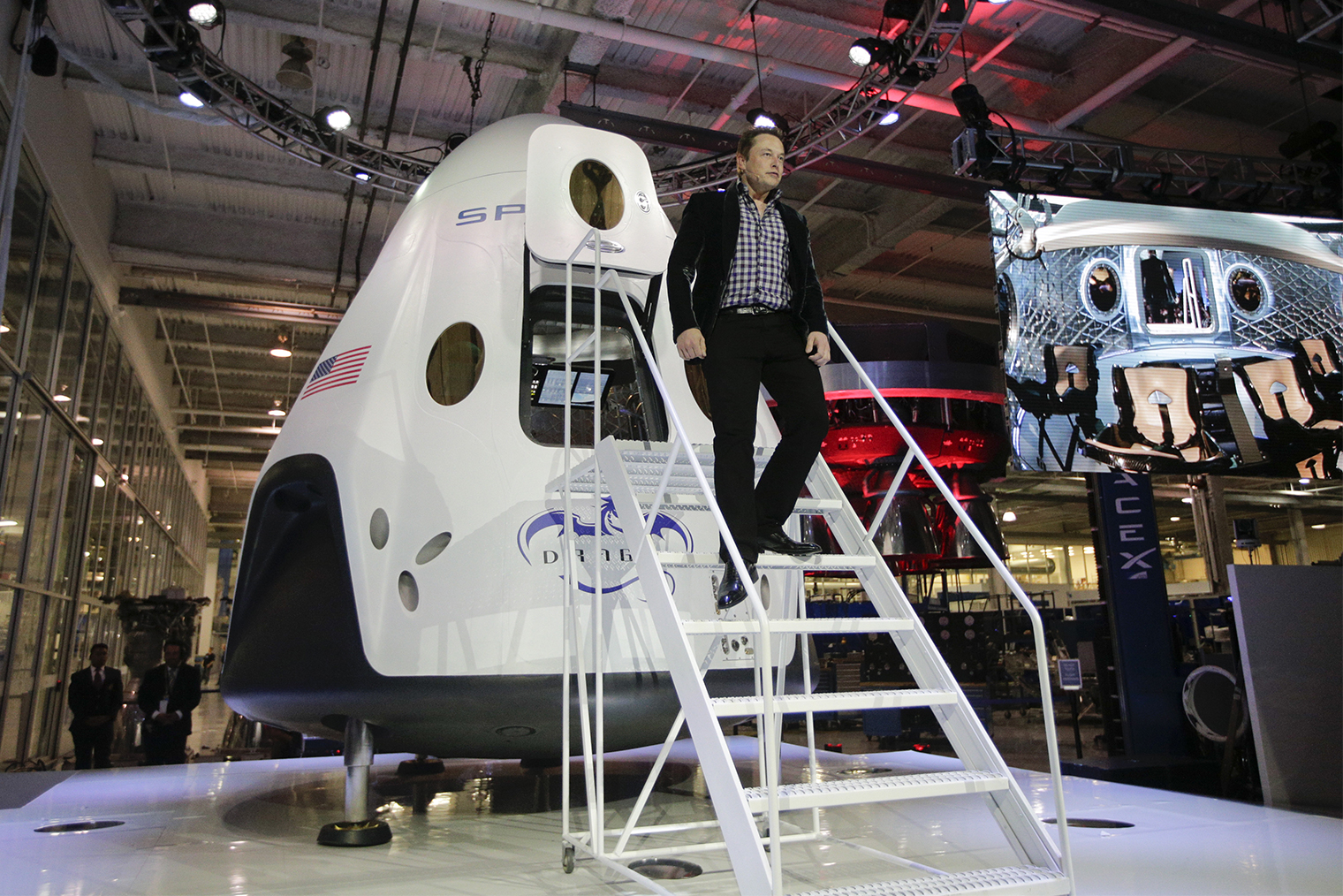 Илон Маск на презентации пилотируемого космического корабля Dragon V2, Калифорния, 2014 год. © Jae C. Hong / AP / ТАСС
