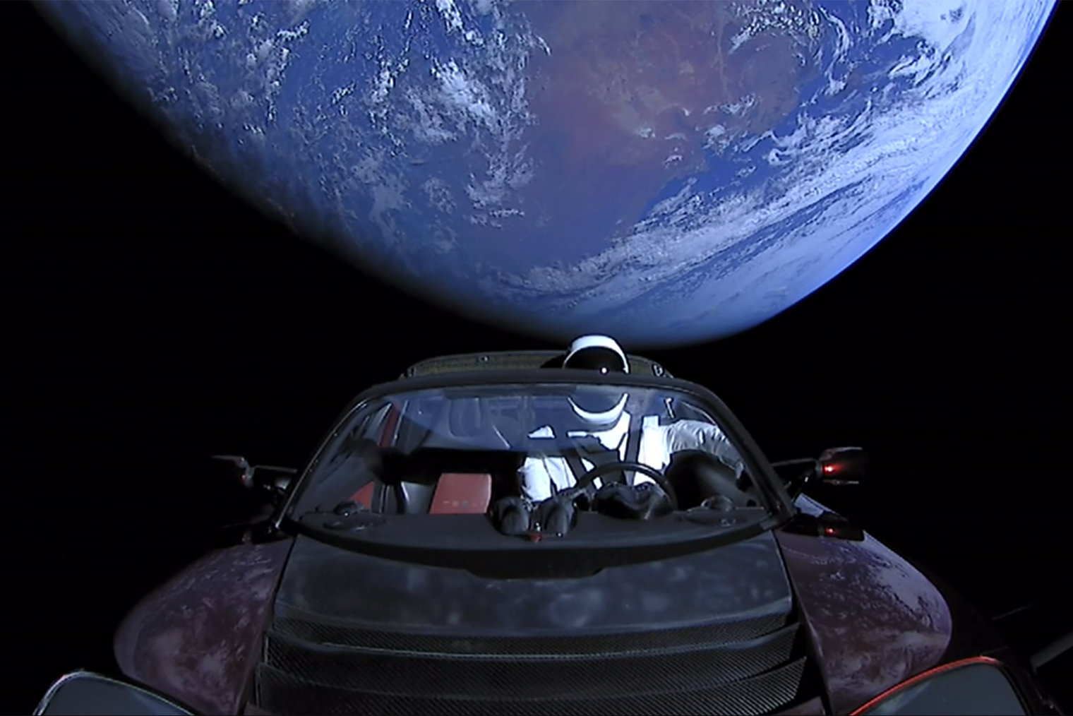 В феврале 2018 года в рамках пробного старта сверхтяжелой ракеты Falcon Heavy SpaceX отправила в космос личный электроспорткар Маска Tesla Roadster с манекеном за рулем. © SpaceX / Zuma / ТАСС