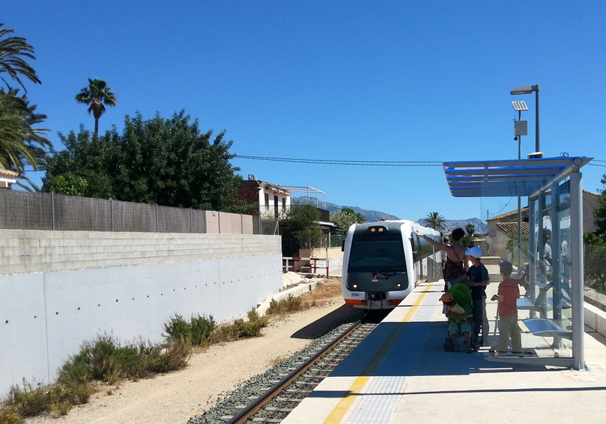 Трамвай подходит к станции «Ками-Ковес», пассажиры сигналят рукой