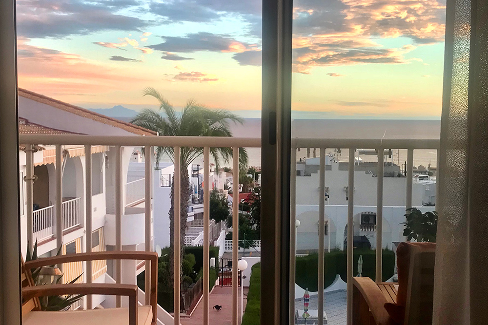 Это мой балкон с видом на море и бассейн — люблю тут проводить время