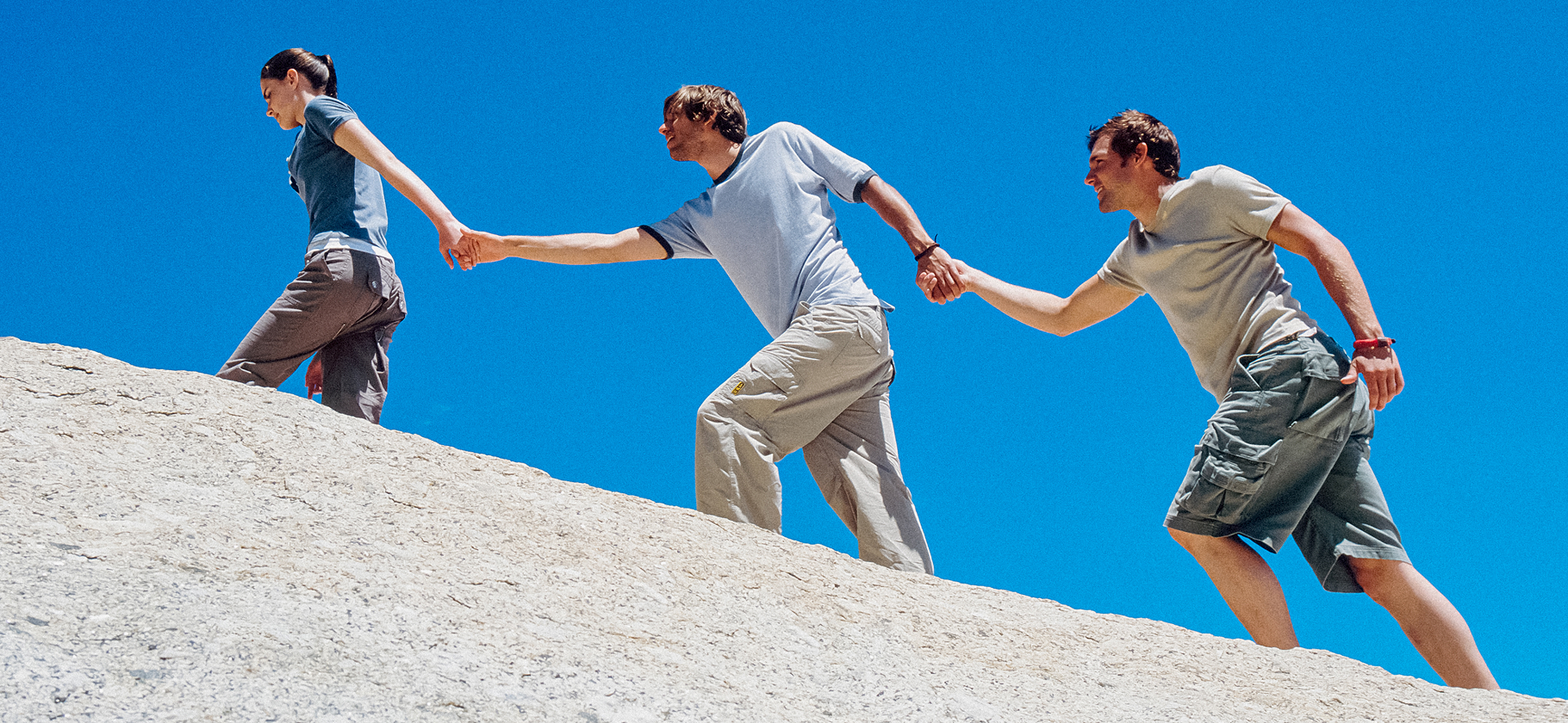 «Кто⁠-⁠то ​на руках заносил меня на третий этаж хру­щевки»: 9 историй о помощи от незна­ком­цев