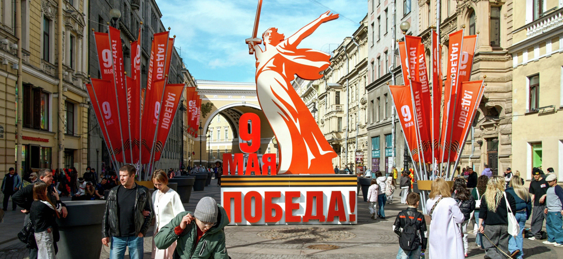 Неработающие ТЦ, перекрытые улицы и проблемы со свя­зью: какие ограниче­ния введут в Петер­бурге 9 мая