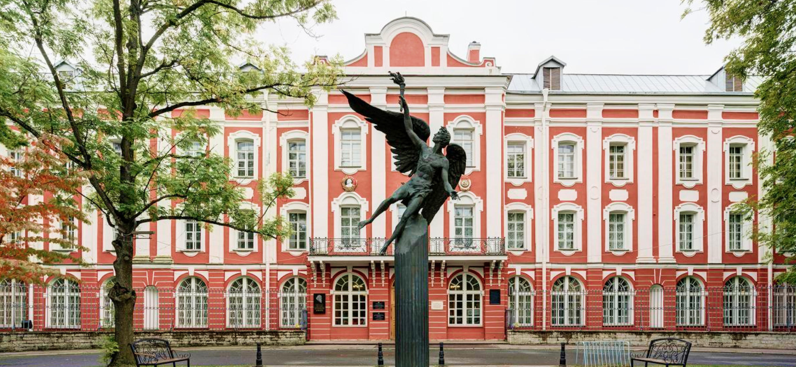 Чтобы не сдавать ЕГЭ: 14 колледжей при вузах в Санкт-Петербурге