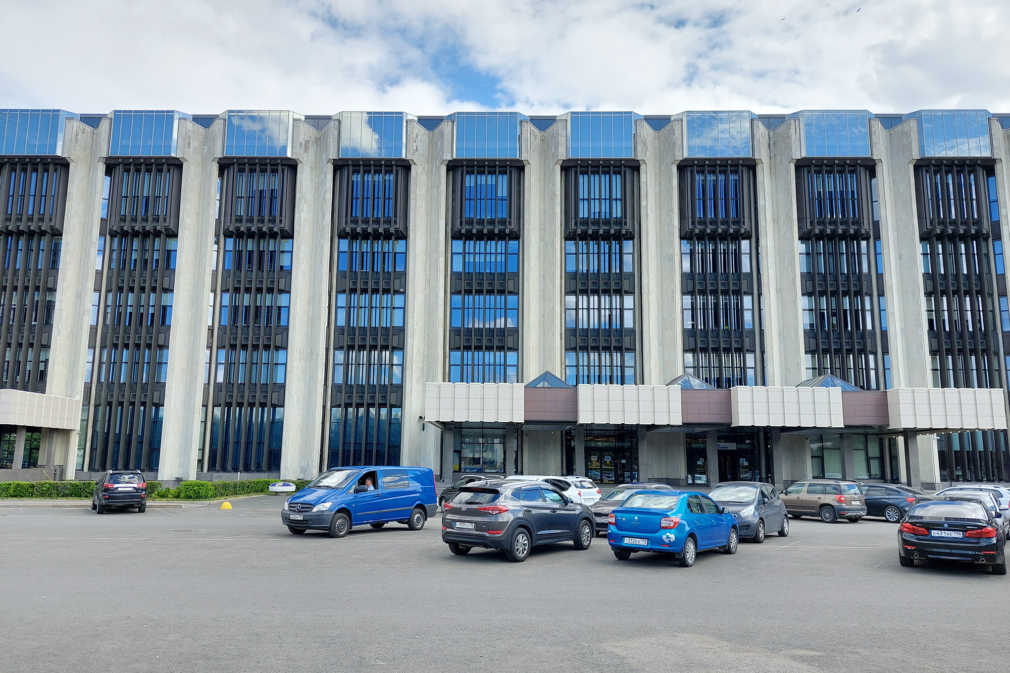 Здание института «Электронстандарт» на площади Победы, переделанное в бизнес⁠-⁠центр