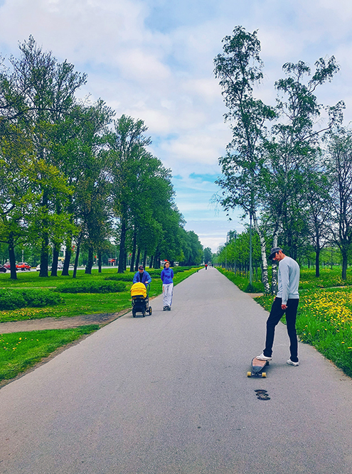 Типичная картина в Пулковском парке: скейтер, роллерша и пешеход с детской коляской