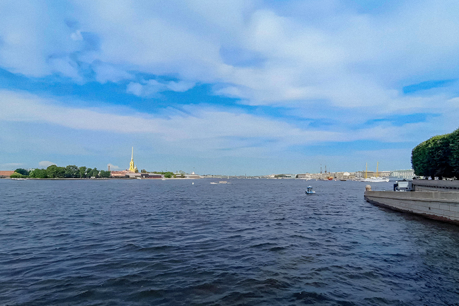 Нева и вид на Петропавловскую крепость