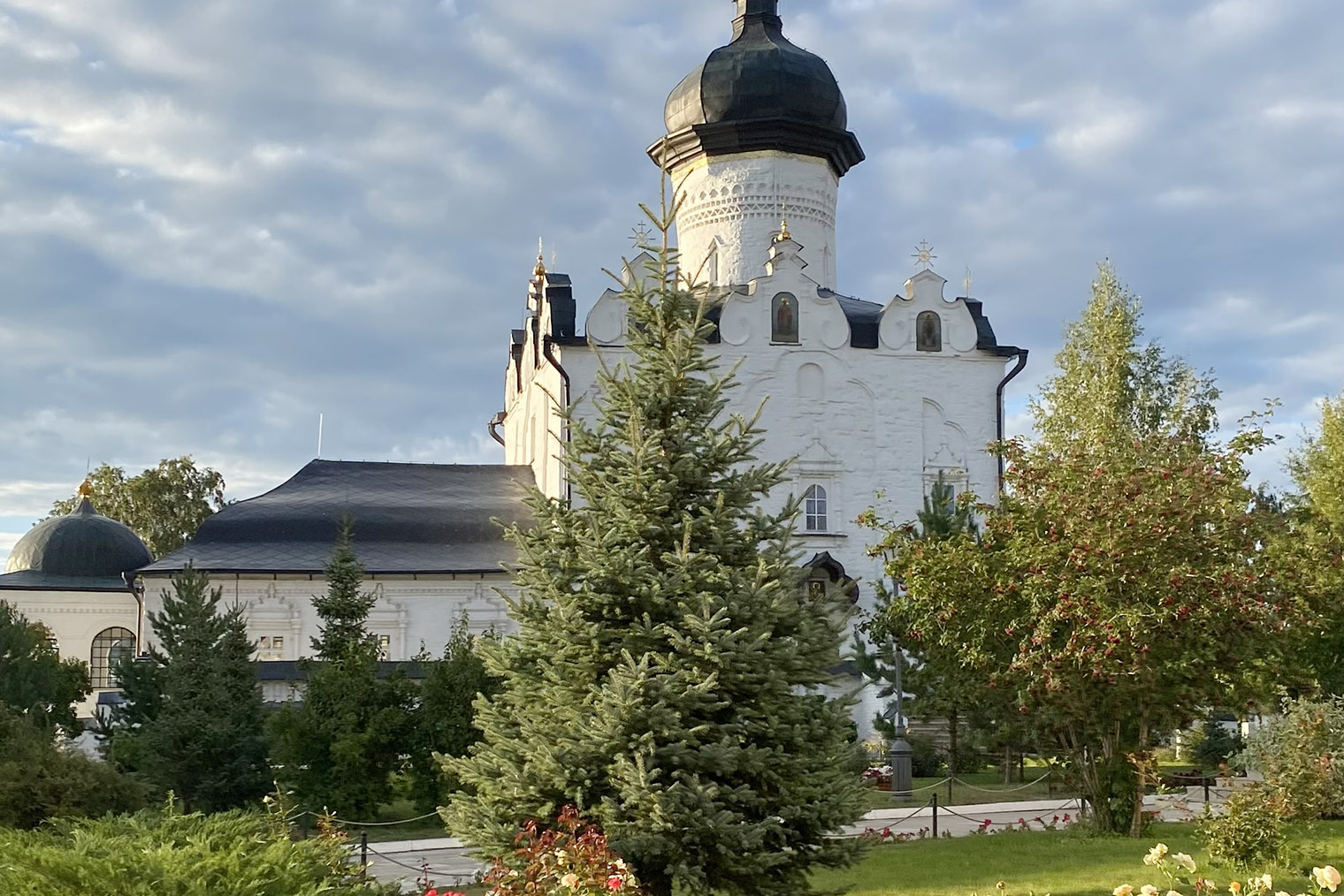 А это вид на собор Успения Пресвятой Богородицы в Свияжске, недалеко от Казани